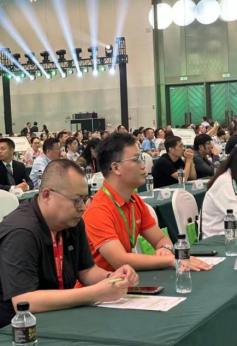 嵘鳄集团董事长陈绿山先生携团队出席大会现场